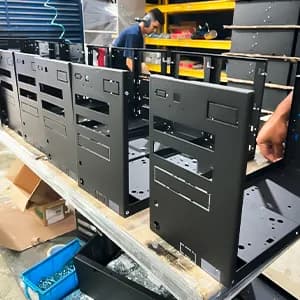 ADOM Metalúrgica – Corte de metal preciso e de alta qualidade para o seu projeto. Cortes a laser de alta precisão e alinhamento no setor metalúrgico.