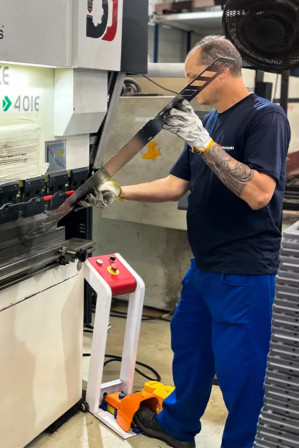 ADOM Metalúrgica – Estoque sempre organizado para um atendimento ágil e eficiente. Estoque e armazenamento organizados para mais agilidade e eficiência no seu projeto.