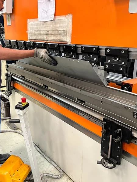 DE METAIS - ADOM Metalúrgica DE METAIS - ADOM Metalúrgica